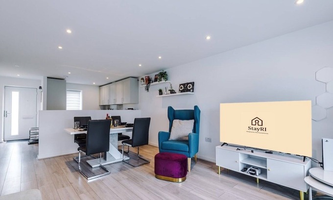 Salford Casa | 2BR Luxe Getaway in Salford W/WiFi, PS5, Parking
