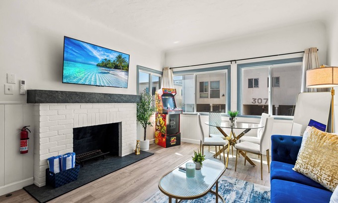Sand Section Apartamento | 2BR Luxury Getaway - Mins to Beach + Arcade & Games
