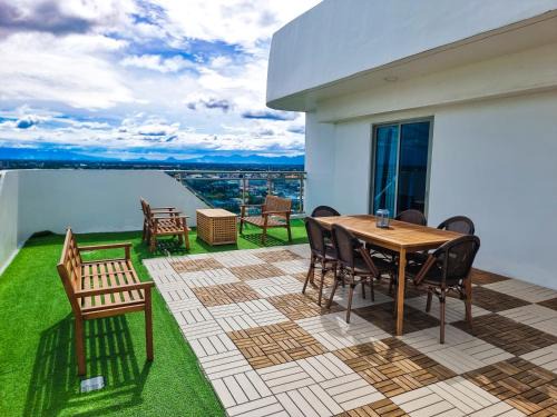 San Fernando Apartamento | 2BR Luxury Penthouse with Wide Balcony and 7ft Billiards The Polaris Penthouse at Azure North