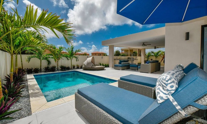 Gold Coast Casa | 2BR Luxury Villa with PRIVATE POOL - 30% DISCOUNT