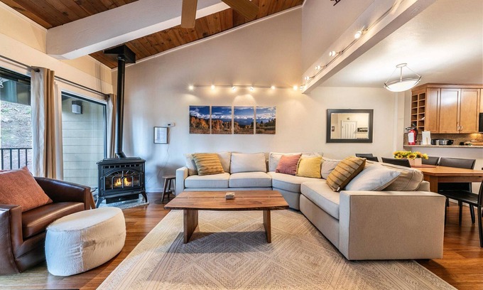 Alpine Meadows Condominio | 2BR Mins to Alpine Base Area at Palisades!
