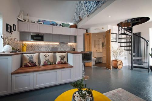 Slade Casa | 2BR Modern Designer Guesthouse