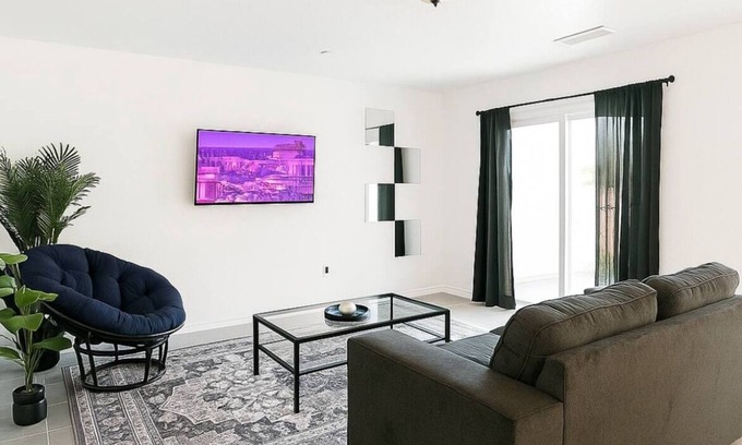 Southside Apartamento | 2BR Near Airport & Downtown Near Attractions.