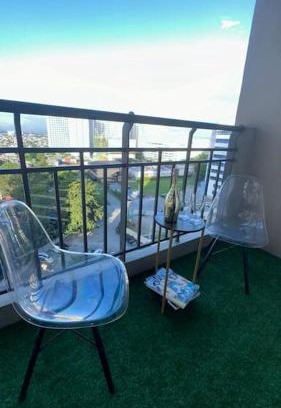 Ususan Apartamento | 2BR near BGC & Makati. Karaoke, Netflix, Amazon Prime