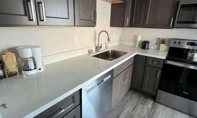 Eastside Condominio | 2BR near Tacoma Dome, downtown, restaurants & EQC