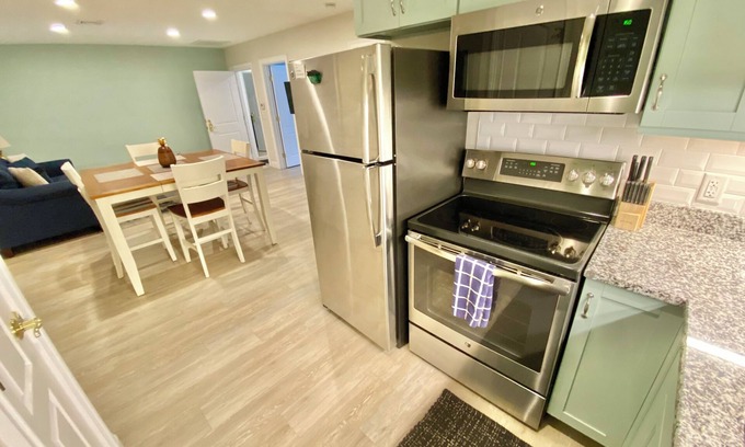 Historic Hill Apartamento | 2BR - Off Bellevue, Nautical Newport, Centrally Located, Walk to everything!