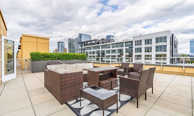 West Bellevue Apartamento | 2BR Penthouse | Deck, Gym | Bellevue | Sophari B