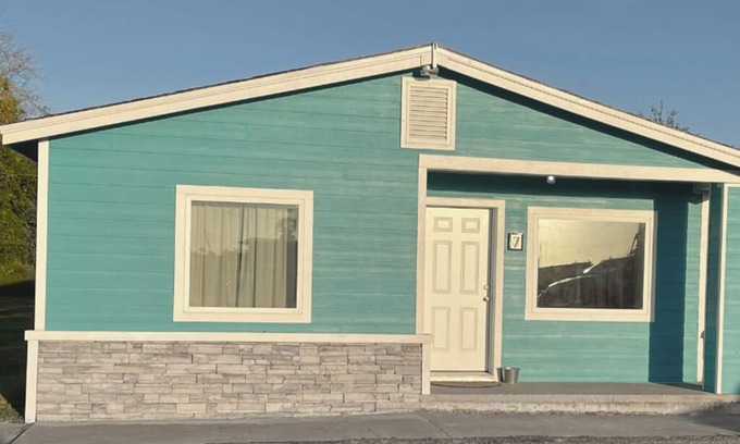 Aransas Pass Cabaña | 2BR Private Cottage, Free Parking & WiFi, Pets OK
