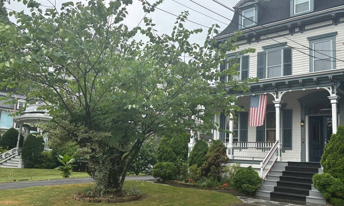 Poughkeepsie Apartamento | Apartamento victoriano privado de 2 habitaciones en una ubicación de la ciudad en medio acre para 5 personas