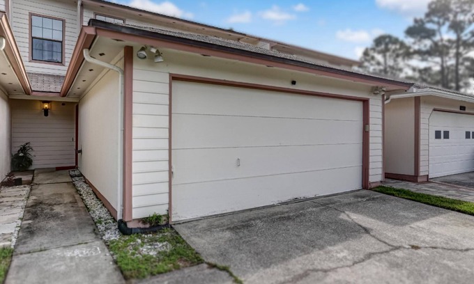 Southside Casa | 2BR Retreat 3BA Yard +Garage