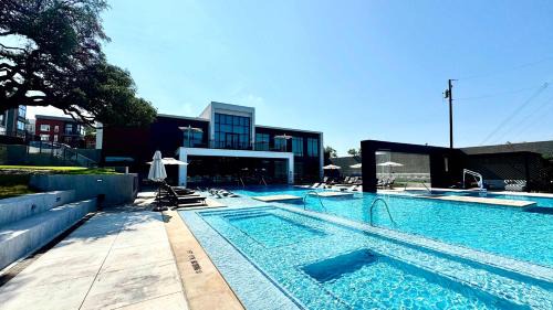 McNeil Apartamento | 2BR Retreat -Gym Pool Parking