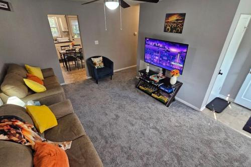 Greenville Apartamento | 2BR Retreat sleeps 5 near ECU Stadium and Hospital