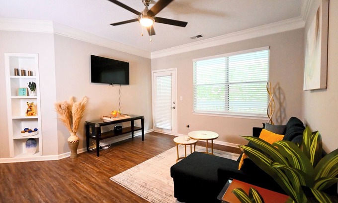 Huntersville Apartamento | 2BR Sanctuary - Gated Community, Pool, Gym, Pet-Friendly Near Birkdale Village.