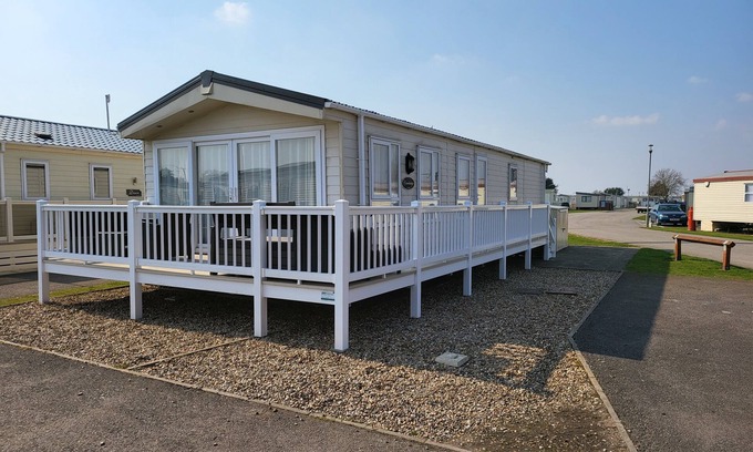 Clacton-on-Sea Cabina | 2BR-Sleeps6-Fireplace-Parking-Patio-Seaside