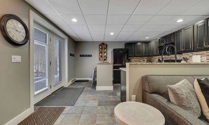 Boyne Falls Condominio | 2BR Slopeside Disciples Village Condo - Increíble Ski In / Ski Out en Boyneland!