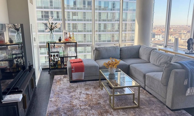 Prairie District Apartamento | 2BR South Loop Apt—Walk to Lake, Museums, Aquarium + Pool, Gym, WiFi, & Conv Ct