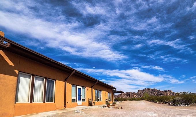 El Paso Apartamento | 2BR Adobe Suite/Desert Oasis/Mtn views/Hueco Tanks