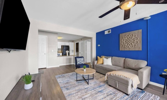 Pleasant Valley Apartamento | 2BR Spacious Getaway Near Dwntown, Pool, UT Austin
