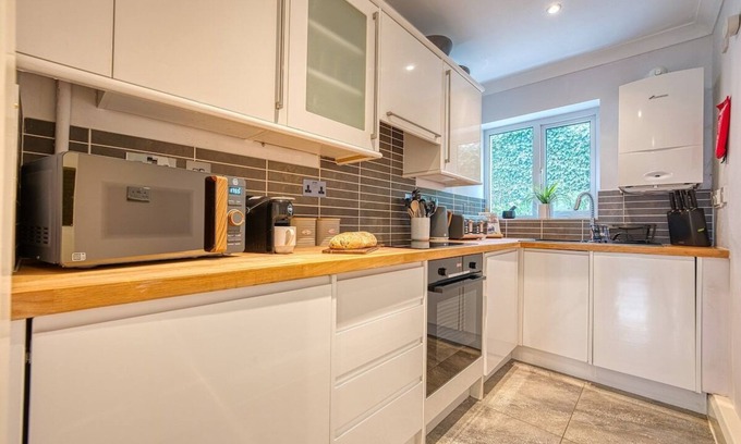 Cheltenham Apartamento | 2BR Stunning Apt -Sleeps 6 w/ Parking Race Offer!