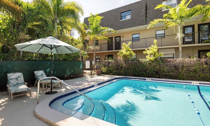 Indian Harbour Beach Condominio | 2BR Stylish Retreat with BBQ, Pool & Beach