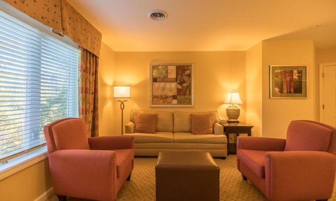 Williamstown Apartamento | 2BR Suite w Pools at Vacation Village in the Berkshires