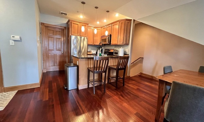 Inman Square Condominio | 2BR Top Floor PH Apt w/ Private RoofDeck in Central Sq, minutes to Harvard&MIT