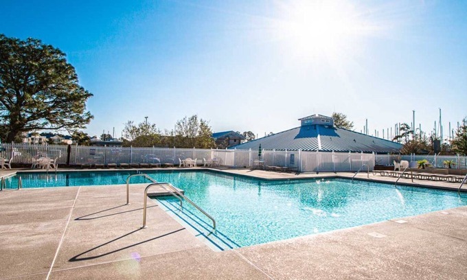 New Bern Apartamento | 2BR Townhouse w/ Whirlpool in New Bern
