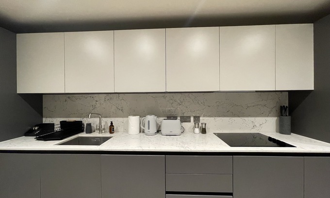 Chigwell Apartamento | 2BR Urban Vista Retreat