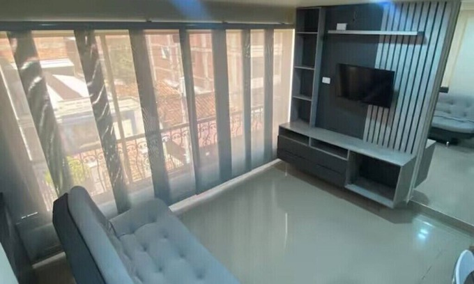 Bello Apartamento | [2BR] WIFI UHS + Gourmet Kitchen+ Workspace + HotShower (BEST LOCATION)