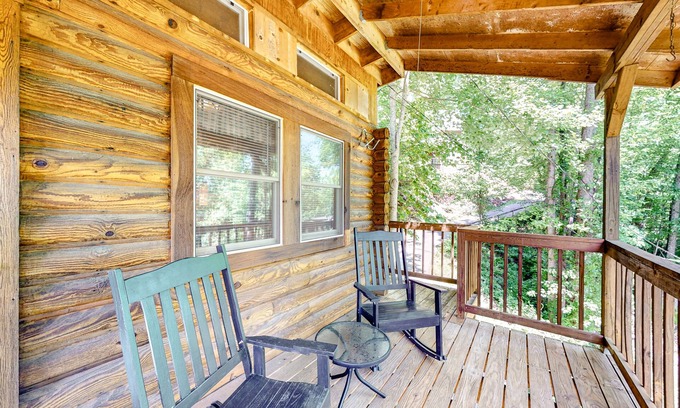 Waynesville Cabina | 2nd-floor cabin with outdoor pool, tennis, golf, kitchenette, deck, streaming