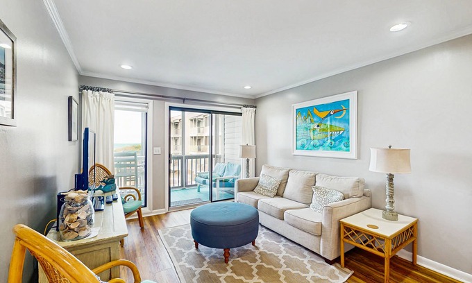 Atlantic Beach Condominio | 2nd-Floor Condo in Oceanfront Location w/Shared Pool, Balcony, Free WiFi