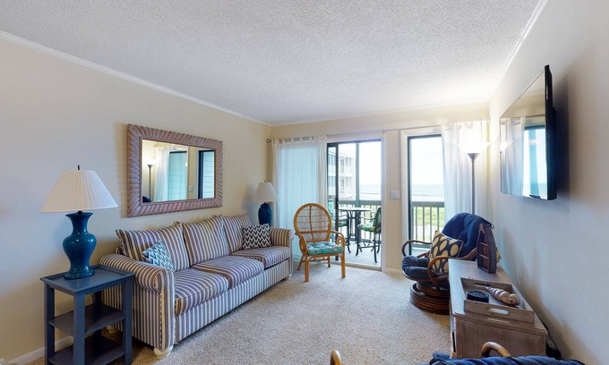 Atlantic Beach Condominio | 2nd-Floor Condo in Oceanfront Location w/WiFi, Screened-In Balcony, Shared Pool