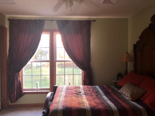 Milford Cama Y Desayuno | 2nd floor guest room with attached bath