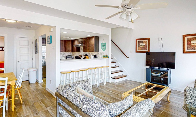Cinnamon Shore Condominio | 2nd Floor, Shared Pool, Boardwalk to Beach
