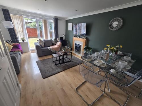 Bilston Apartamento | 2ndHomeStays- Bilston- Contractors Friendly Townhouse