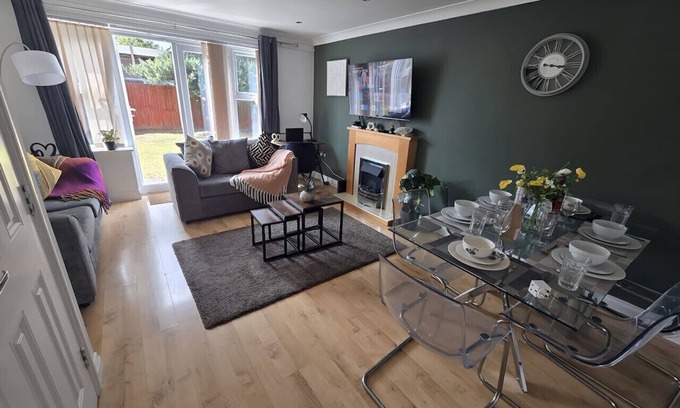 Bilston Apartamento | 2ndHomeStays I Bilston I Contractor-Friendly House