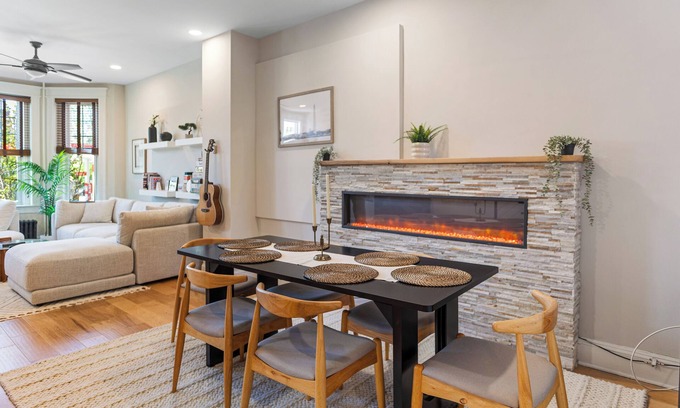 Bloomingdale Casa | 2x King Beds, 1x Trundle Bed, Fireplace, Private Backyard, Washer/Dryer