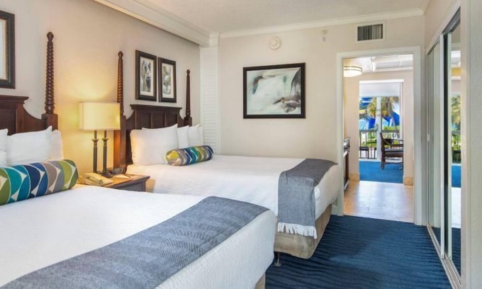 Brightwater Hotel | 2xTropical View Villa w/ Balcony 2 Queen Beds Room at Island Grand at TradeWinds