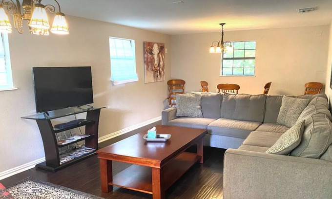 Alamo Heights Casa | 3/1 + Office/Lg Yard, Short Term Leases