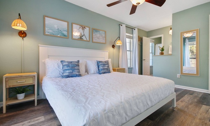 Crescent Beach Casa | ☀️ 3/2 beach home🏖️5 min walk 2 beach🐕Dogs OK🚙Parking🏍️Garage 4 motorbike