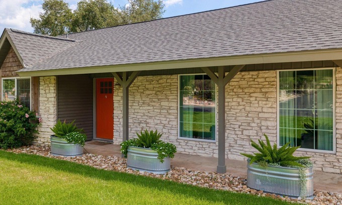 Scenic Brook West Casa | 3/2 family home with garage and huge yard