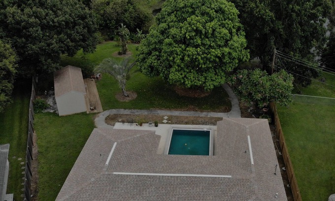 Meadowlawn Casa | 3/2 casa con piscina y estanque en el patio trasero