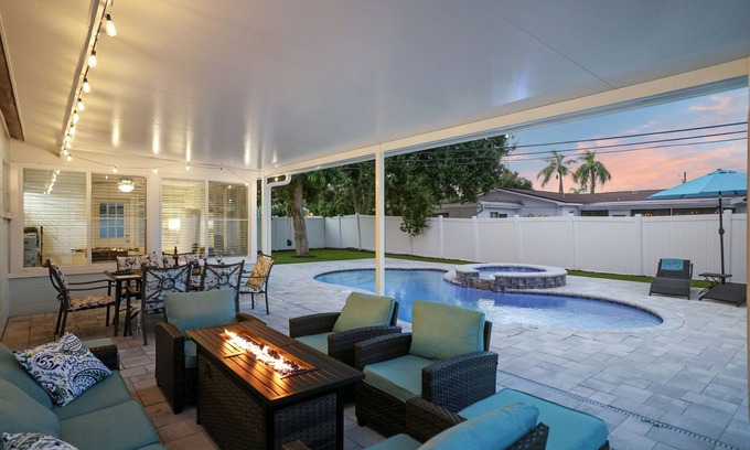 Crossroads Area Casa | 3/2 Oasis w/Private Heated Pool, Spa + Office. 8 Min to Beach. Pet Friendly!