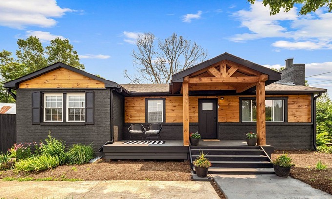 Alexander Casa | 3/2 Ranch Home on 1acre 9 miles from Downtown Asheville w Mountain Views