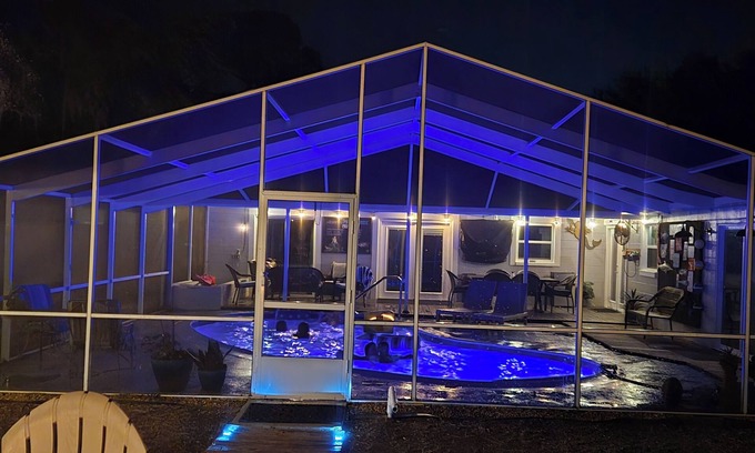Crystal Shores Casa | Hermoso recientemente actualizado 3/2 frente al mar con piscina protegida y climatizada * Kayaks *