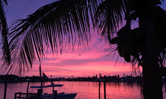 Madeira Beach Casa | Frente a la playa 3/2 Water Front Home con piscina privada!