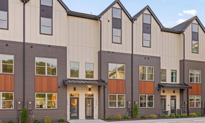 Chattanooga Casa | 3/3 sauna, arcade, play couch, 70" TV, fire pit, balconies, 6 min from downtown