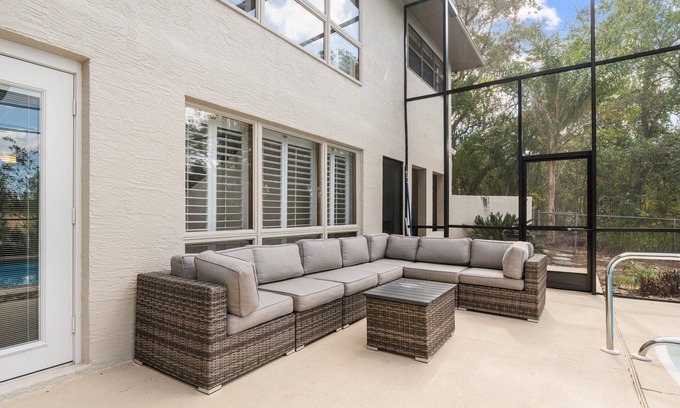 Spring Hill Casa | 3,450sqft 2 Story heated Pool House - 5 min from Crystal river !