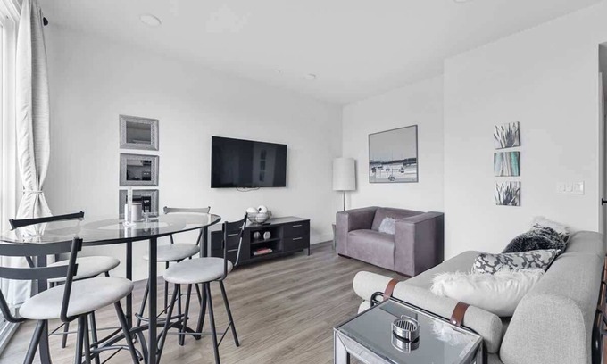 Traverse City Condominio | 3.5-Minute Walk to Beach + Next to Dog Park!