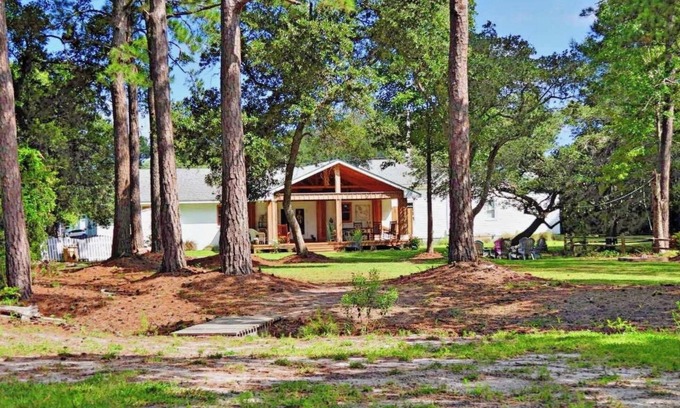 Morehead City Cabina | 3 Acre Waterfront Retreat sleeps up to 25, easy walk to historic district